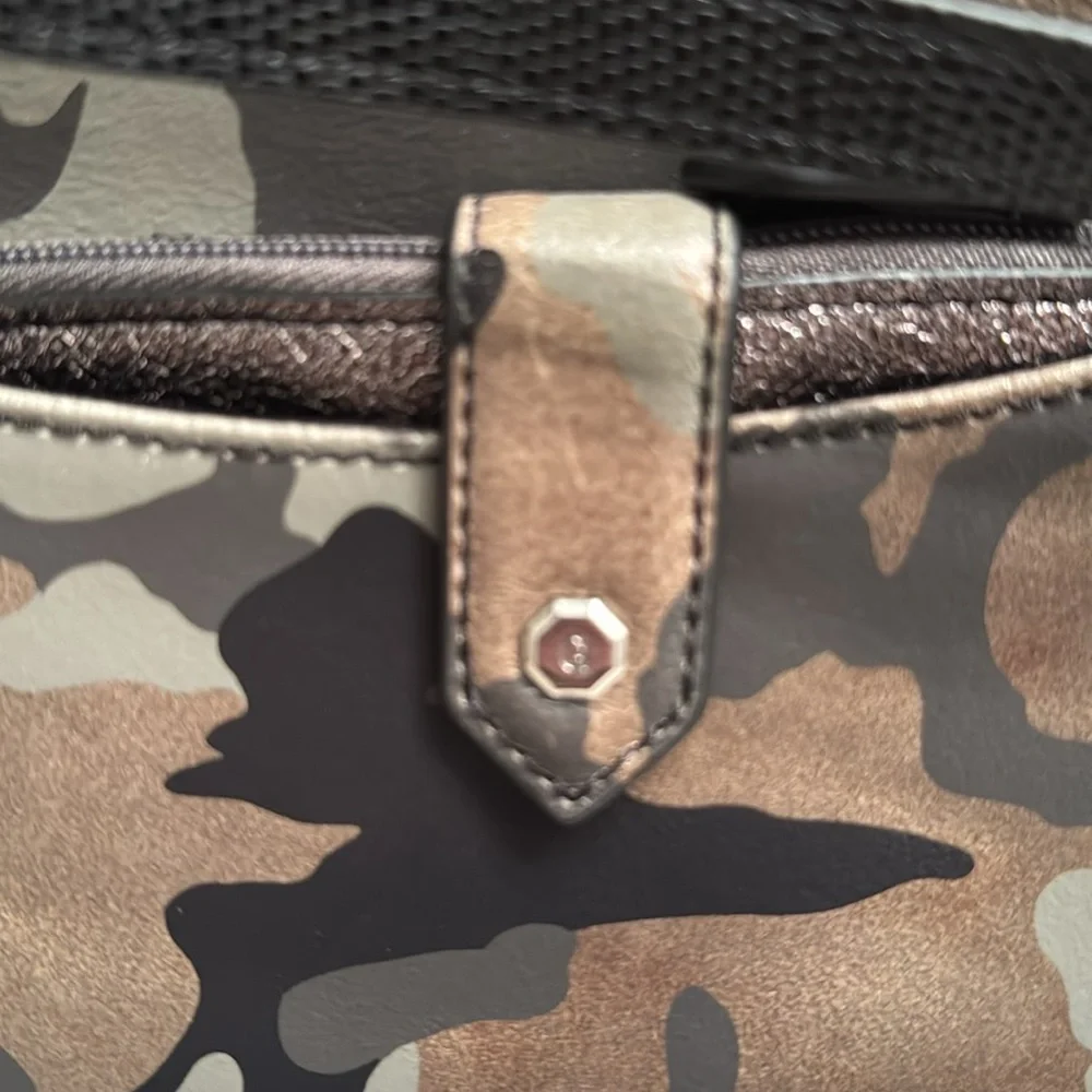GILI Got It Love It Camo Leather Crossbody Purse - Picture 3 of 6